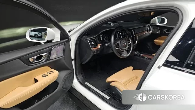 Volvo V60 Cross-Country 2nd Generation 2021 Белый из Кореи, фото 2