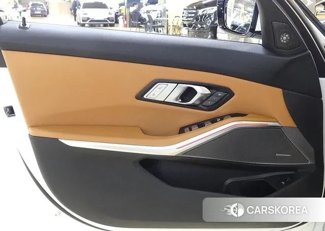 BMW 3 Series (G20) 2023 Белый из Кореи, фото 2