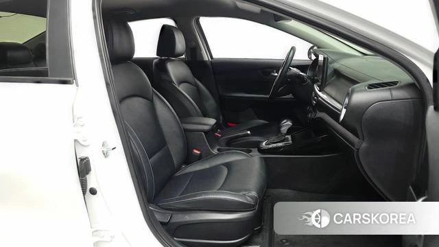 Kia The New K3 2nd generation 2023 Белый из Кореи, фото 2