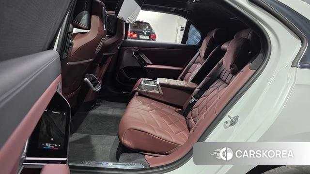 BMW 7 Series (G70) 2023 Белый из Кореи, фото 2