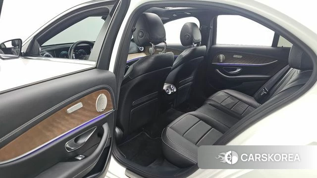 Mercedes-Benz E-Class W213 2022 Белый из Кореи, фото 2