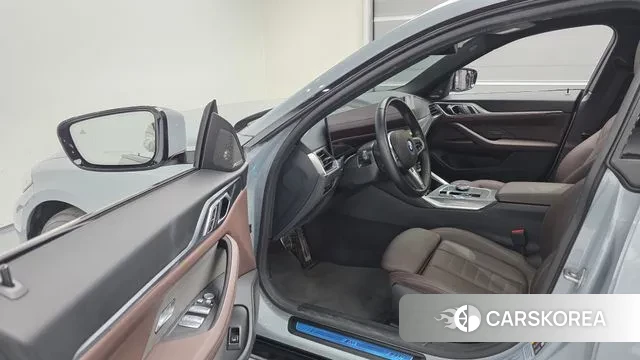 BMW i4 2023 Серебристо-серый из Кореи, фото 2