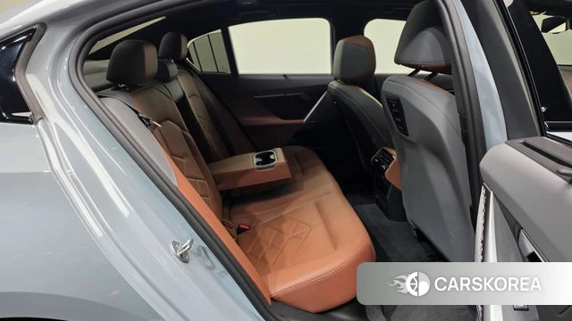 BMW 5 Series (G60) 2024 Цвет галактики из Кореи, фото 2