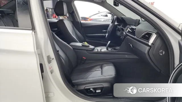 BMW 3 Series (F30) 2018 Белый из Кореи, фото 2