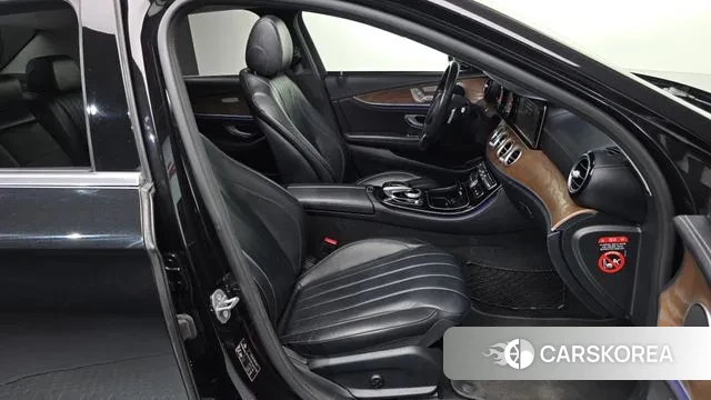 Mercedes-Benz E-Class W213 2018 Черный из Кореи, фото 2