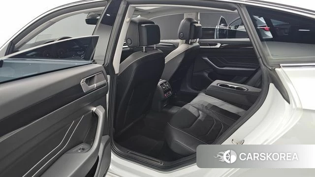Volkswagen Arteon 2023 Белый из Кореи, фото 2
