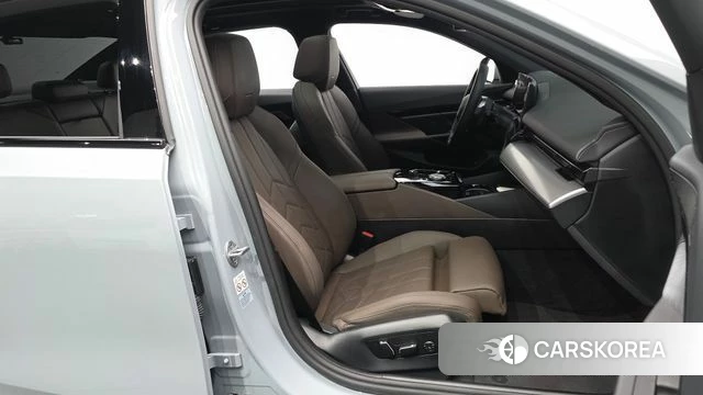BMW 5 Series (G60) 2024 Светло-серебряный цвет из Кореи, фото 2