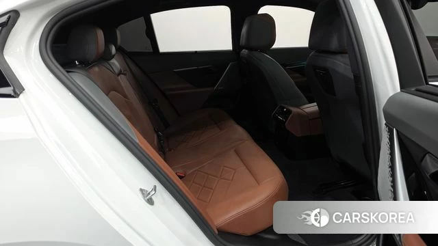 BMW 5 Series (G60) 2025 Белый из Кореи, фото 2