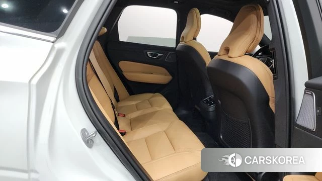 Volvo XC60 second Generation 2023 Белый из Кореи, фото 2