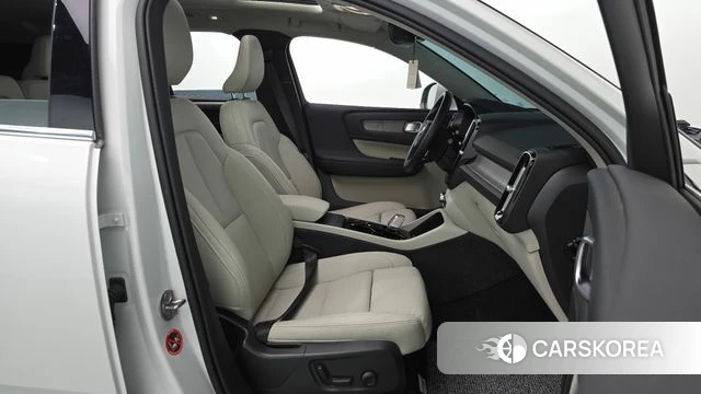 Volvo XC40 2024 Белый из Кореи, фото 2