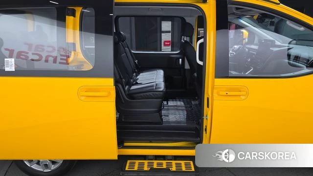 Hyundai Staria 2023 Желтый из Кореи, фото 2