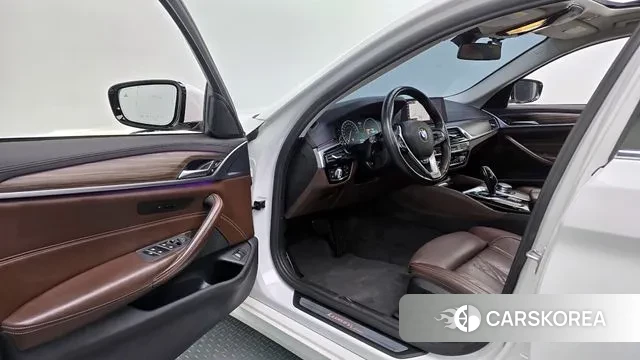 BMW 5 Series (G30) 2019 Белый из Кореи, фото 2