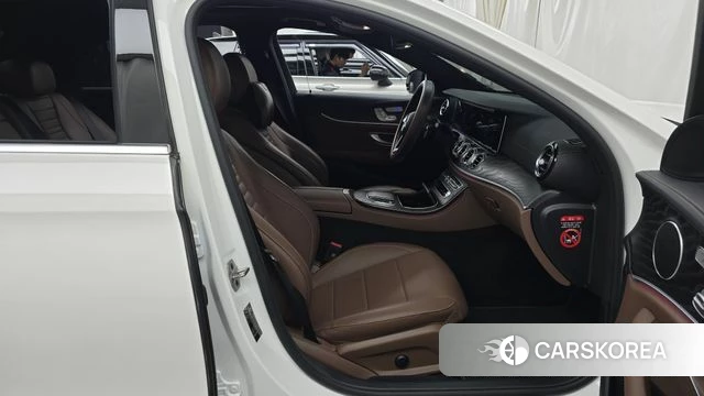 Mercedes-Benz E-Class W213 2023 Белый из Кореи, фото 2