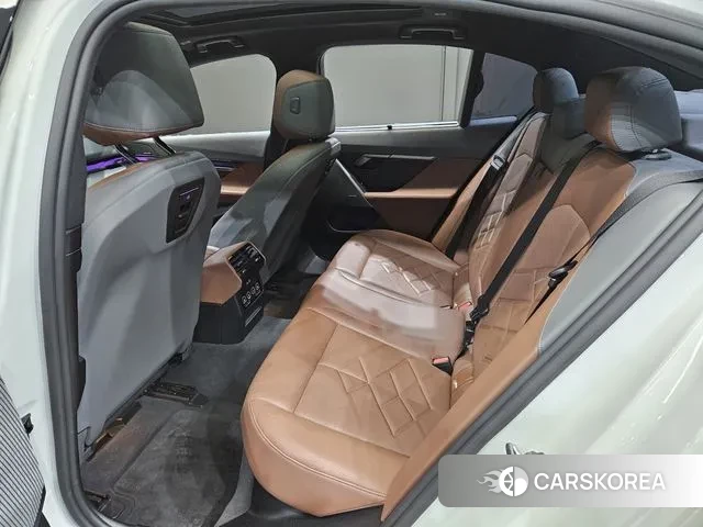 BMW 5 Series (G60) 2024 Белый из Кореи, фото 2