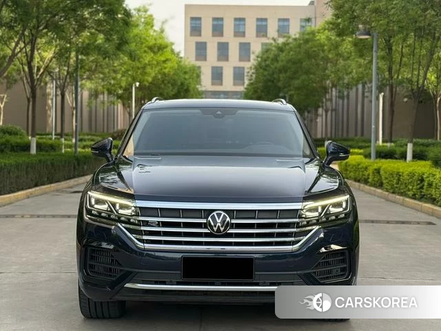 Volkswagen Touareg 2024 Черный из Китая, фото 2