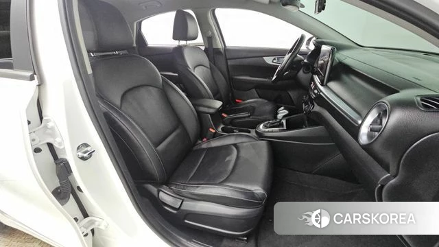 Kia The New K3 2nd generation 2021 Белый из Кореи, фото 2