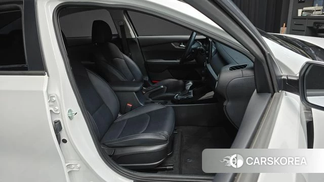 Kia The New K3 2nd generation 2023 Белый из Кореи, фото 2