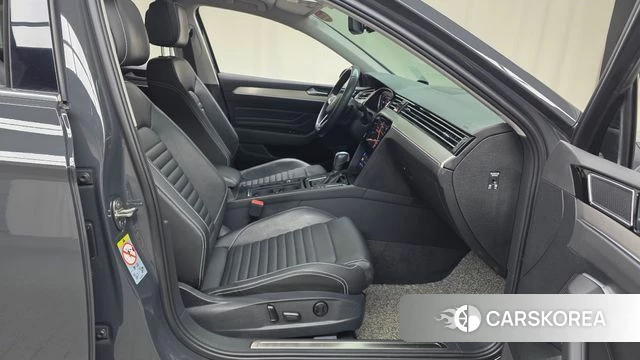 Volkswagen Passat GT (B8) 2021 Серый из Кореи, фото 2