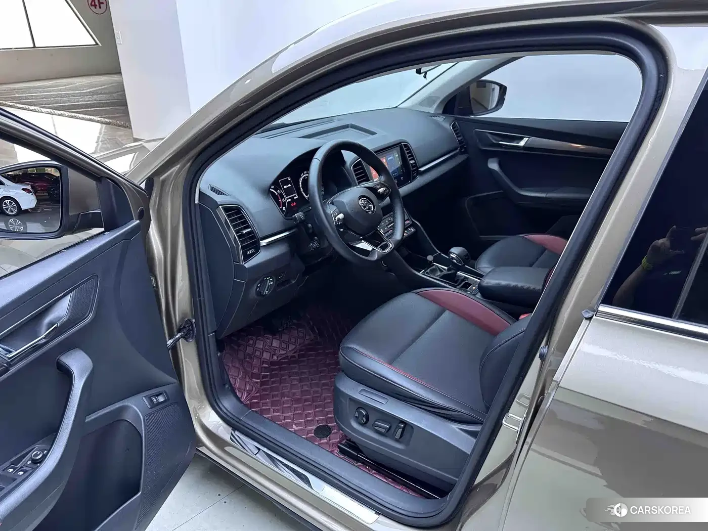 Skoda Karoq 2022 Champagne/brown из Китая, фото 2