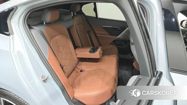 BMW 5 Series (G60) 2024 Серый из Кореи, фото 2