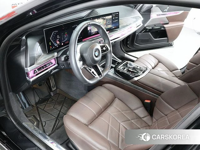BMW 7 Series (G70) 2023 Черный двухцветный из Кореи, фото 2