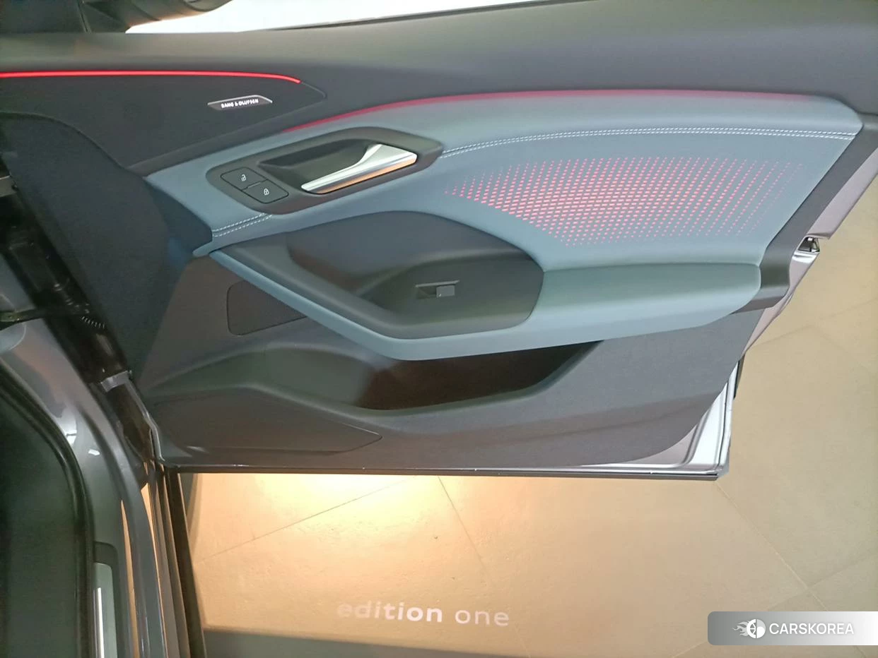 Audi Q6L e-tron 2025 Темно-серый из Китая, фото 2