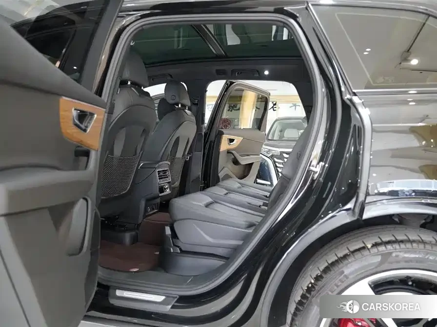 Audi Q7 2022 Черный из Китая, фото 2