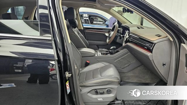 Volkswagen Touareg 3rd generation 2021 Черный из Кореи, фото 2