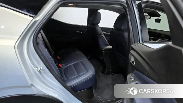 Chevrolet (GM Daewoo) Bolt EUV 2023 Светло-серебряный цвет из Кореи, фото 2