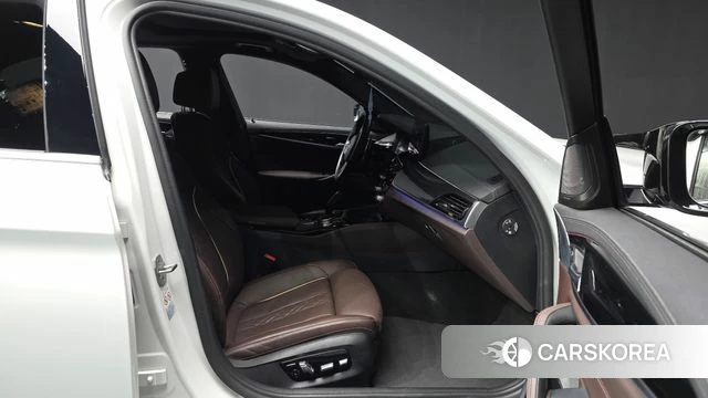 BMW 5 Series (G30) 2022 Белый из Кореи, фото 2