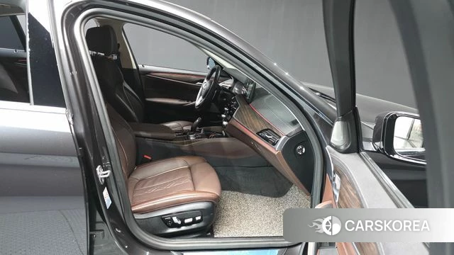 BMW 5 Series (G30) 2020 Серый из Кореи, фото 2