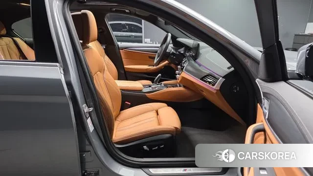 BMW 5 Series (G30) 2023 Серебристо-серый из Кореи, фото 2