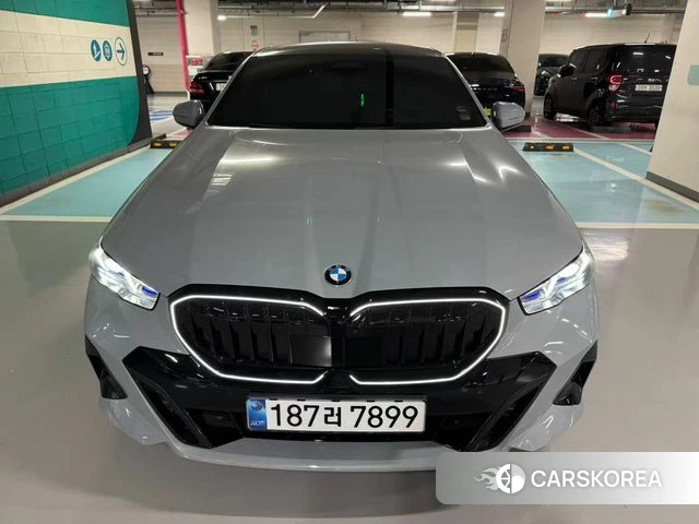 BMW 5 Series (G60) 2024 Серебристо-серый из Кореи, фото 2