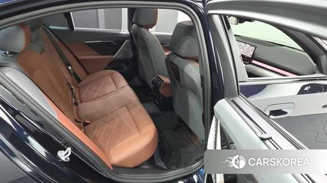 BMW 5 Series (G60) 2025 Черный из Кореи, фото 2