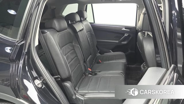 Volkswagen Tiguan Allspace 2023 Черный из Кореи, фото 2