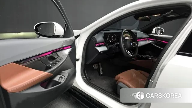 BMW 5 Series (G60) 2025 Белый из Кореи, фото 2