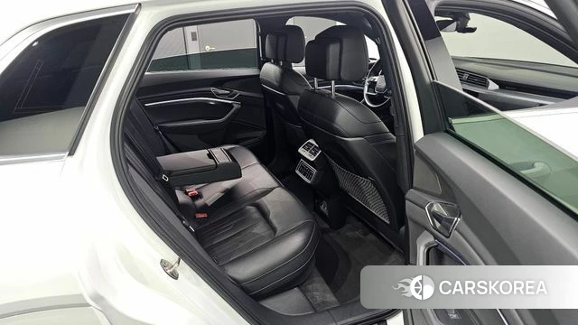 Audi e-Tron 2021 Белый из Кореи, фото 2