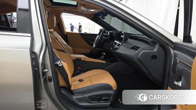Lexus ES300h 7th generation 2023 Серебристо-серый из Кореи, фото 2