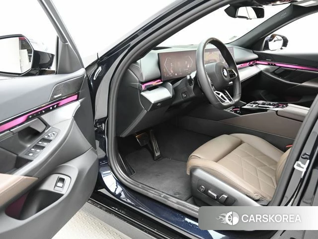 BMW 5 Series (G60) 2025 Черный из Кореи, фото 2