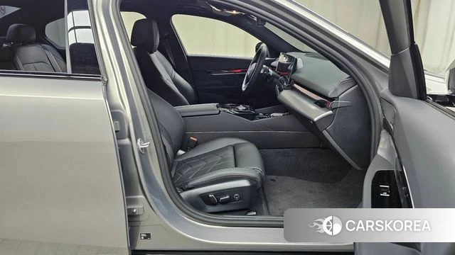 BMW 5 Series (G60) 2025 Серебристо-серый из Кореи, фото 2