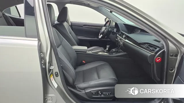 Lexus New ES300h 2018 Серебристо-серый из Кореи, фото 2