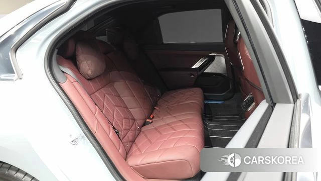BMW 7 Series (G70) 2025 Серебристо-серый из Кореи, фото 2
