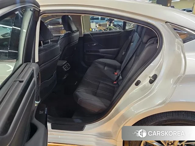 Lexus ES300h 7th generation 2025 Белый из Кореи, фото 2