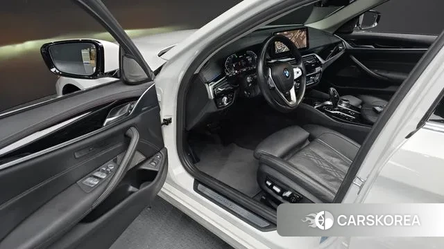 BMW 5 Series (G30) 2021 Белый из Кореи, фото 2