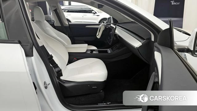 Tesla Model Y 2023 Белый из Кореи, фото 2