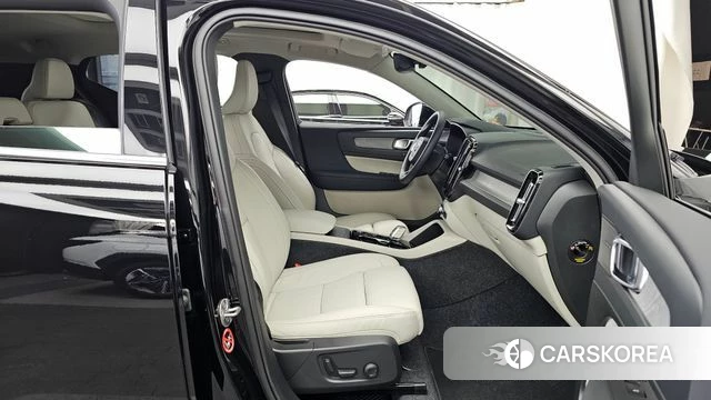 Volvo XC40 2025 Черный из Кореи, фото 2