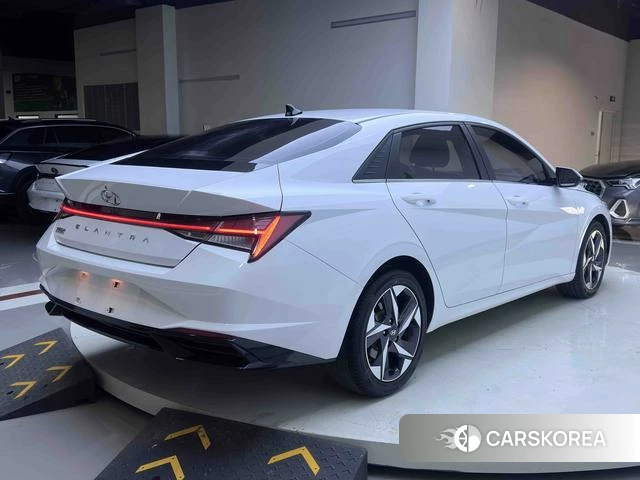 Hyundai Elantra 2022 Белый из Китая, фото 2