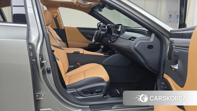 Lexus ES300h 7th generation 2024 Песочный из Кореи, фото 2