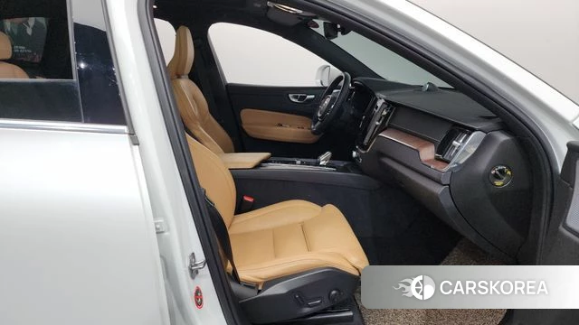 Volvo XC60 second Generation 2021 Белый из Кореи, фото 2