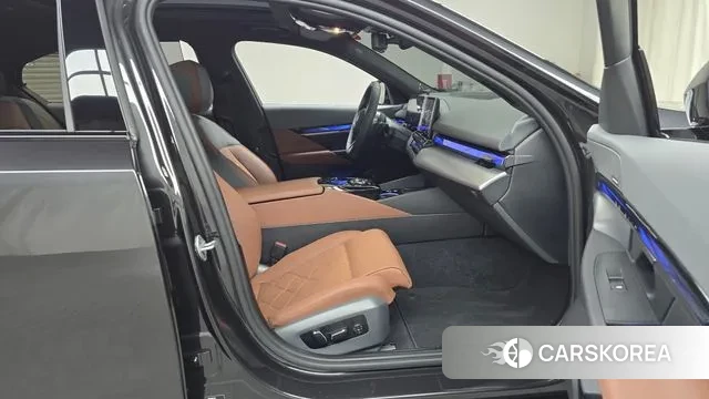 BMW 5 Series (G60) 2025 Серый из Кореи, фото 2